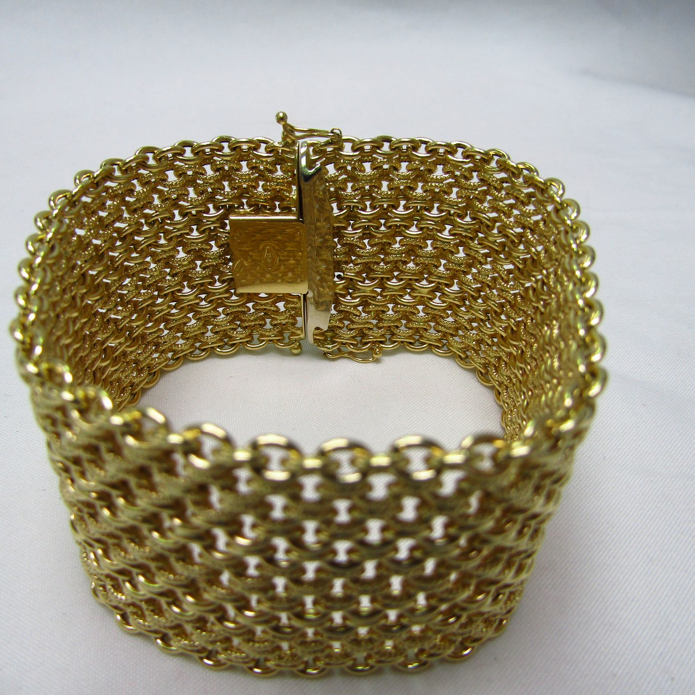 Pulsera ancha de Oro de 18k. a modo de malla textil. Pulsera ancha de Oro de 18k. a modo de malla textil.