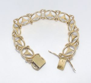 Pulsera Ancha de Oro de 18k. con logo de Mercedes Benz.