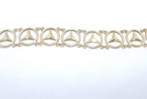 Pulsera Ancha de Oro de 18k. con logo de Mercedes Benz.