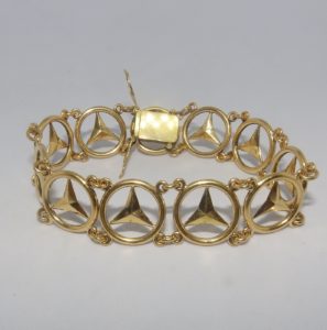 Pulsera Ancha de Oro de 18k. con logo de Mercedes Benz.