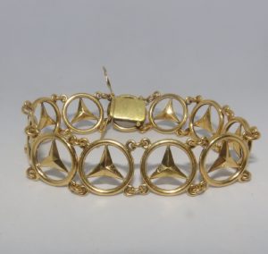 Pulsera Ancha de Oro de 18k. con logo de Mercedes Benz.