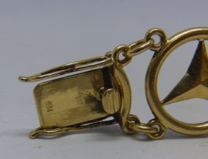 Pulsera Ancha de Oro de 18k. con logo de Mercedes Benz.
