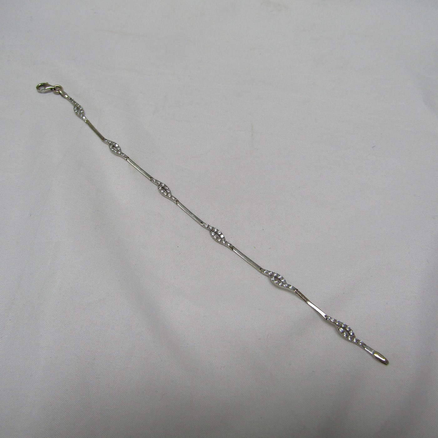 Pulsera articulada en Oro Blanco con piedras engastadas. 4,27 gr. Pulsera articulada en Oro Blanco con piedras engastadas. 4,27 gr.