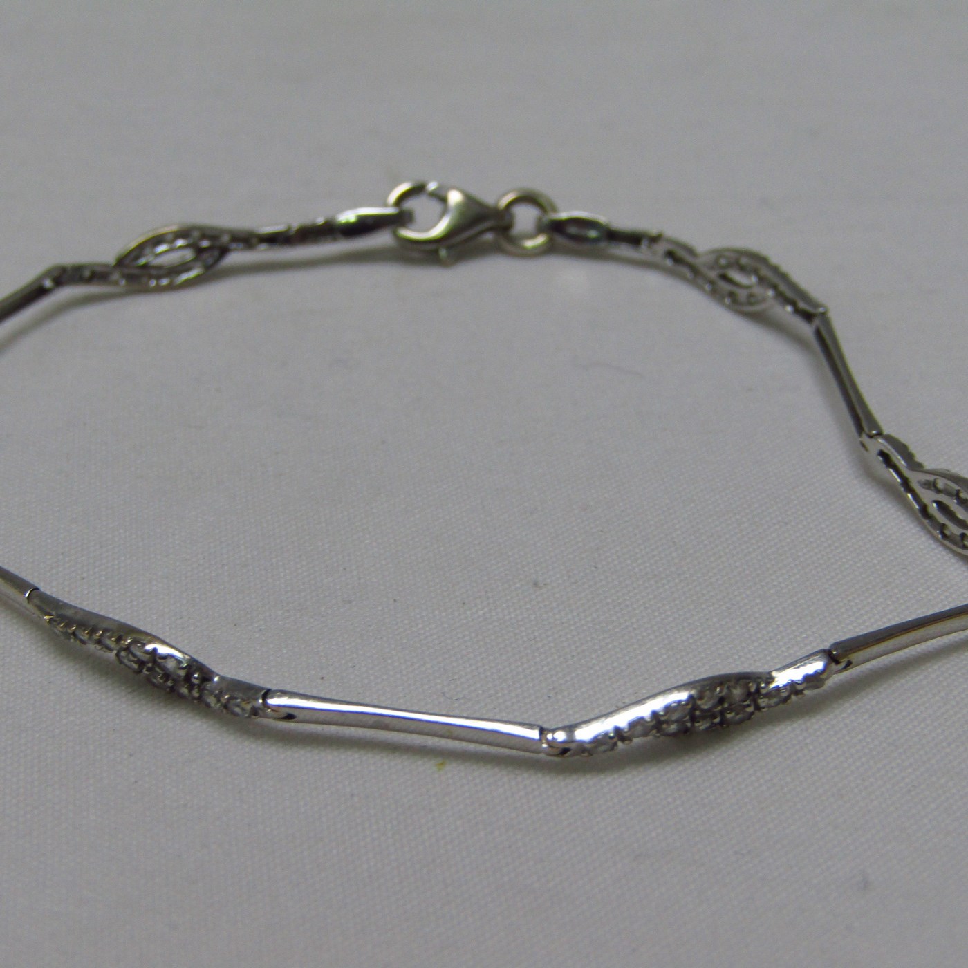 Pulsera articulada en Oro Blanco con piedras engastadas. 4,27 gr. Pulsera articulada en Oro Blanco con piedras engastadas. 4,27 gr.
