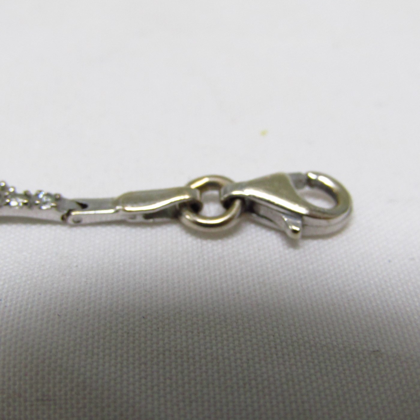 Pulsera articulada en Oro Blanco con piedras engastadas. 4,27 gr. Pulsera articulada en Oro Blanco con piedras engastadas. 4,27 gr.