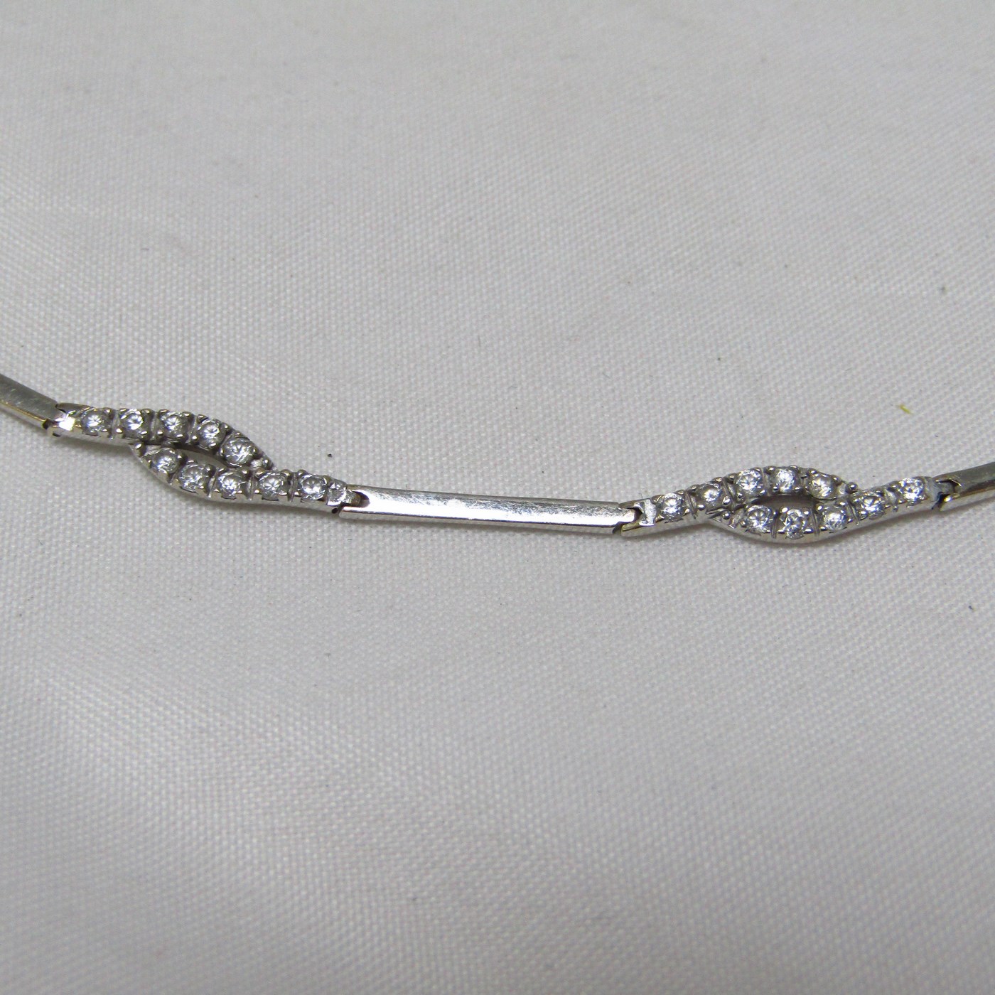 Pulsera articulada en Oro Blanco con piedras engastadas. 4,27 gr. Pulsera articulada en Oro Blanco con piedras engastadas. 4,27 gr.