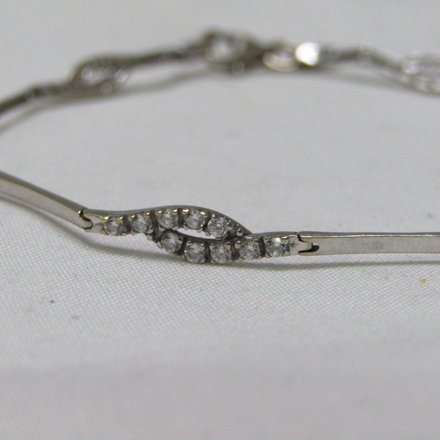Pulsera articulada en Oro Blanco con piedras engastadas. 4,27 gr. Pulsera articulada en Oro Blanco con piedras engastadas. 4,27 gr.