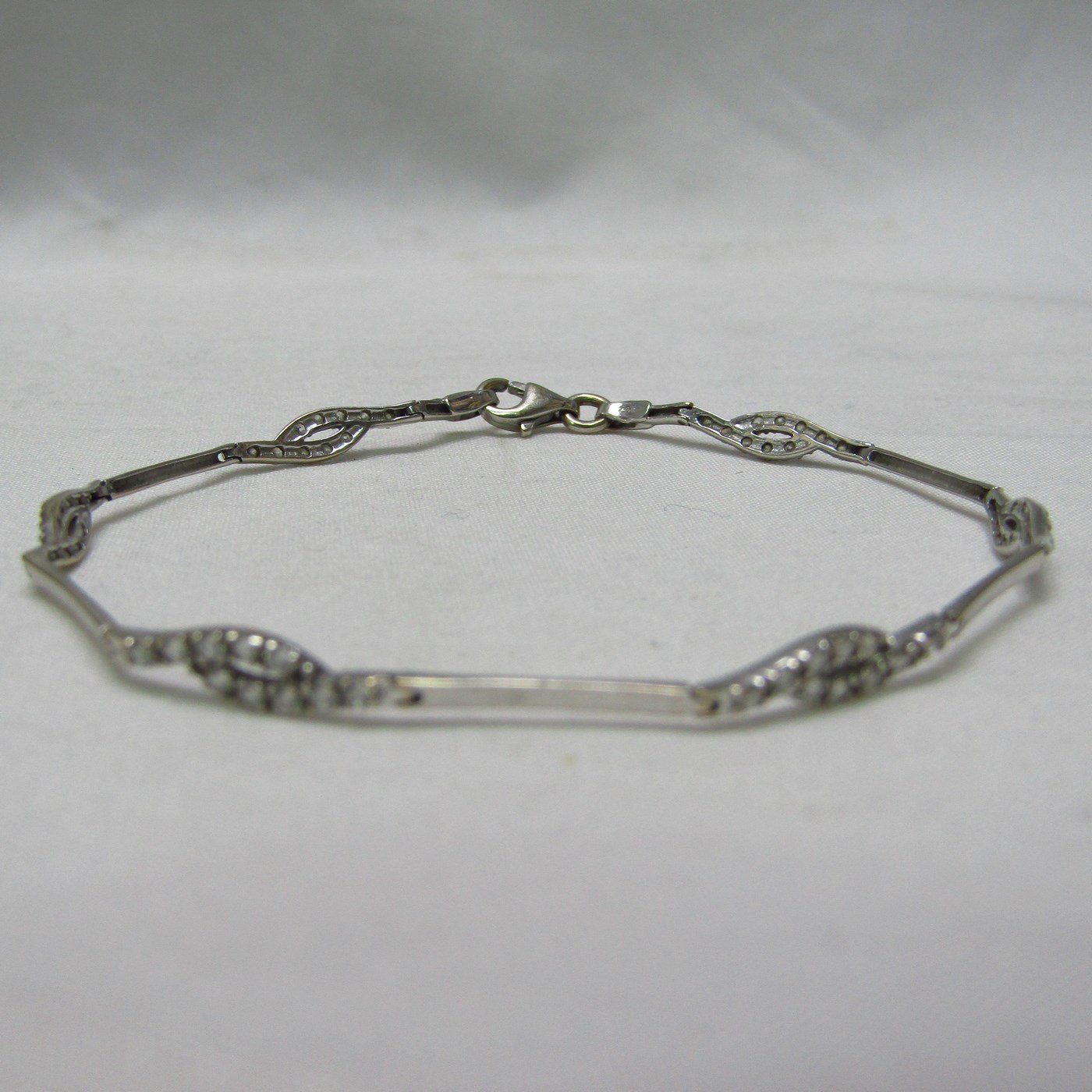 Pulsera articulada en Oro Blanco con piedras engastadas. 4,27 gr. Pulsera articulada en Oro Blanco con piedras engastadas. 4,27 gr.