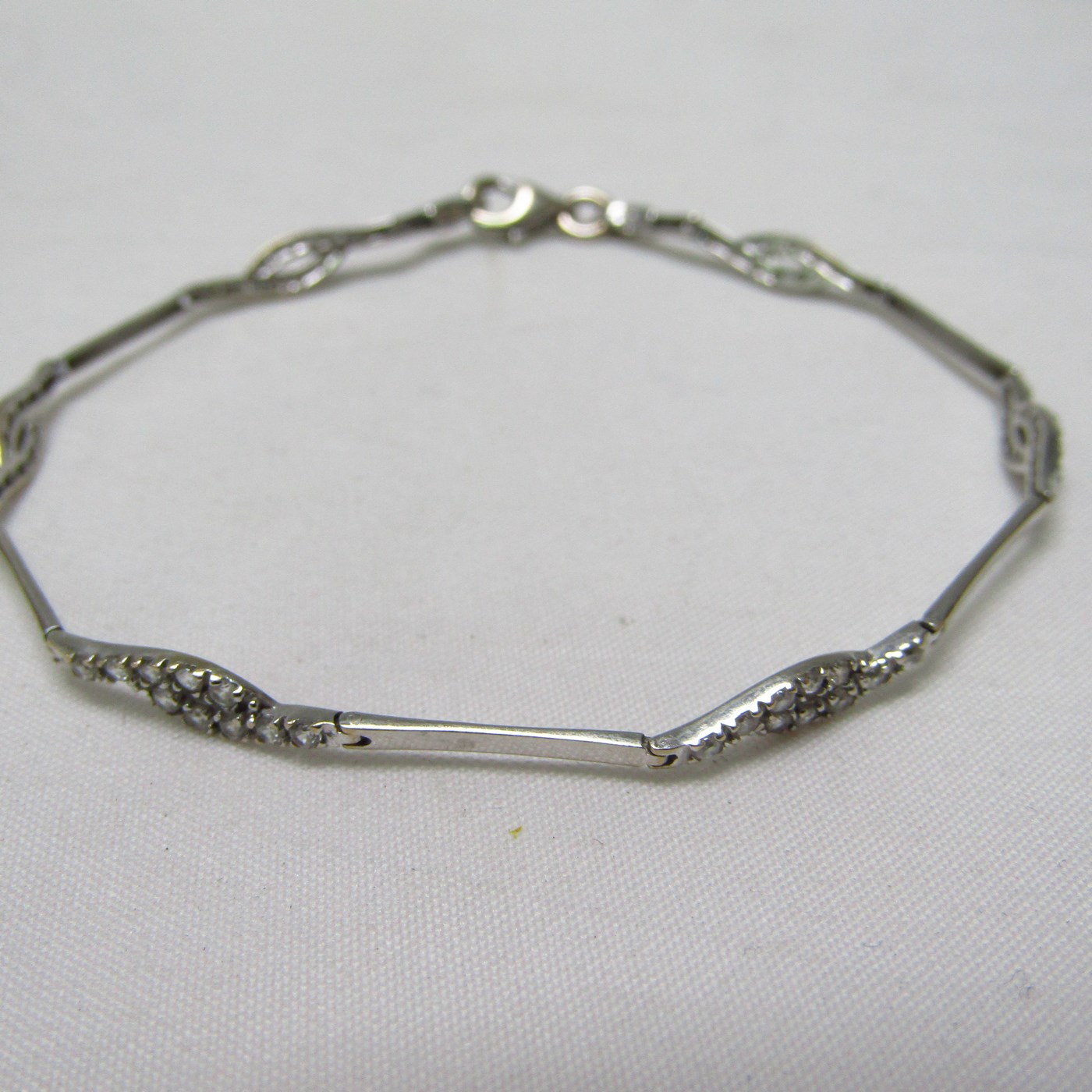 Pulsera articulada en Oro Blanco con piedras engastadas. 4,27 gr. Pulsera articulada en Oro Blanco con piedras engastadas. 4,27 gr.