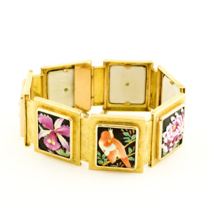 Pulsera de la Fortuna en Oro de 18k. Con cartelas orientales en porcelana.