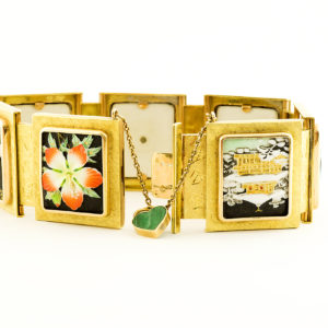 Pulsera de la Fortuna en Oro de 18k. Con cartelas orientales en porcelana.