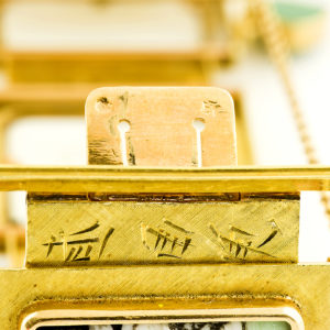 Pulsera de la Fortuna en Oro de 18k. Con cartelas orientales en porcelana.