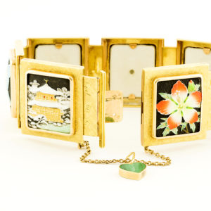 Pulsera de la Fortuna en Oro de 18k. Con cartelas orientales en porcelana.