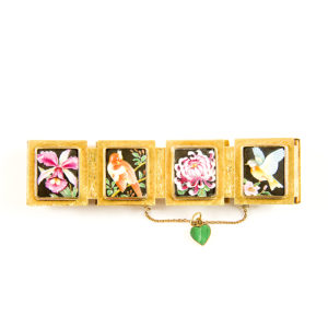 Pulsera de la Fortuna en Oro de 18k. Con cartelas orientales en porcelana.