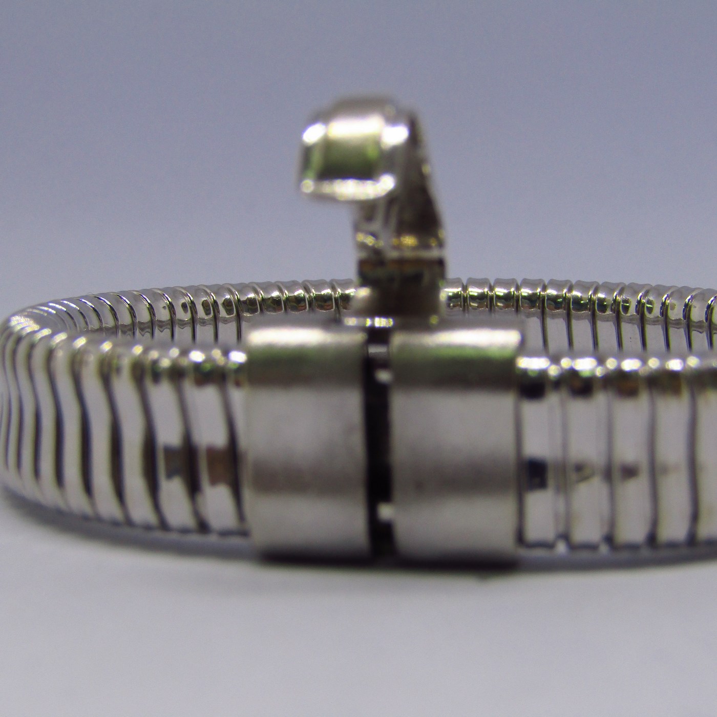 Pulsera de Oro Blanco, Elástica, en forma tubular plano. 18k. Pulsera de Oro Blanco, Elástica, en forma tubular plano. 18k.