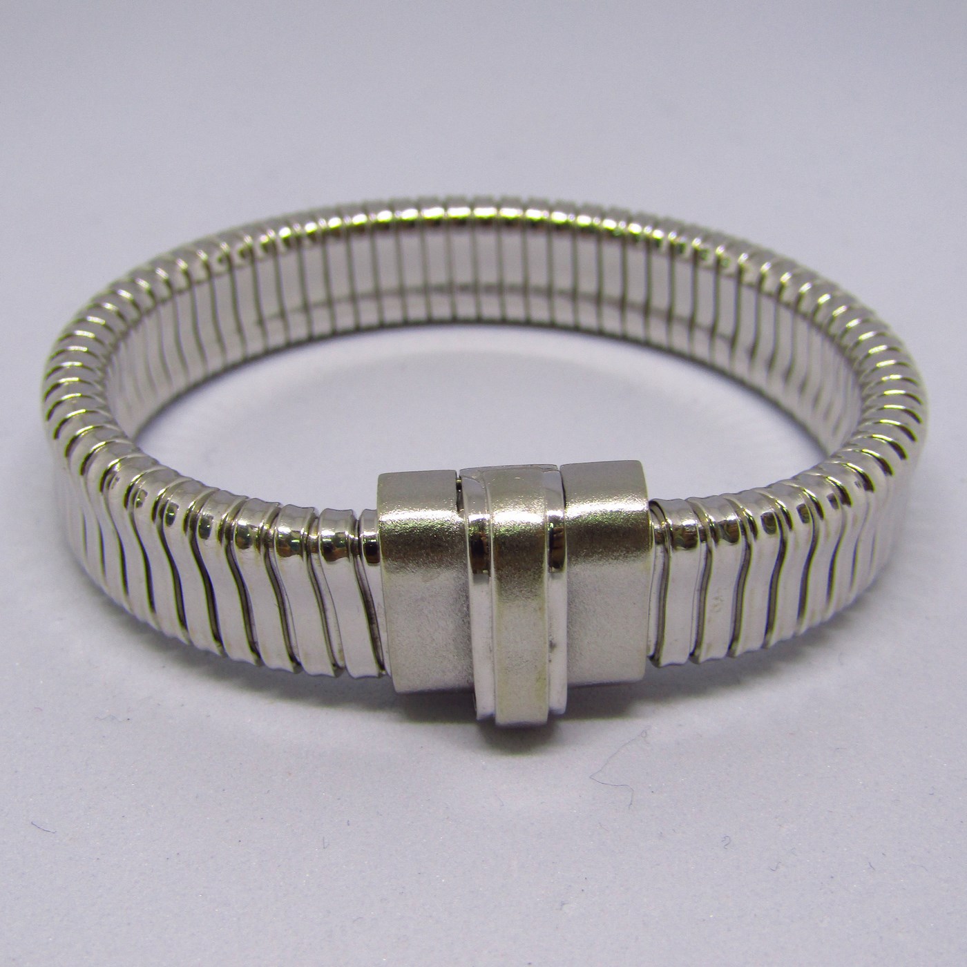 Pulsera de Oro Blanco, Elástica, en forma tubular plano. 18k. Pulsera de Oro Blanco, Elástica, en forma tubular plano. 18k.