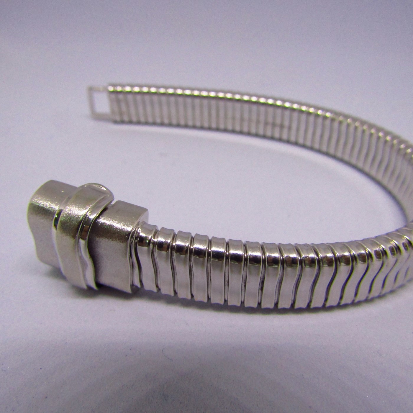 Pulsera de Oro Blanco, Elástica, en forma tubular plano. 18k. Pulsera de Oro Blanco, Elástica, en forma tubular plano. 18k.