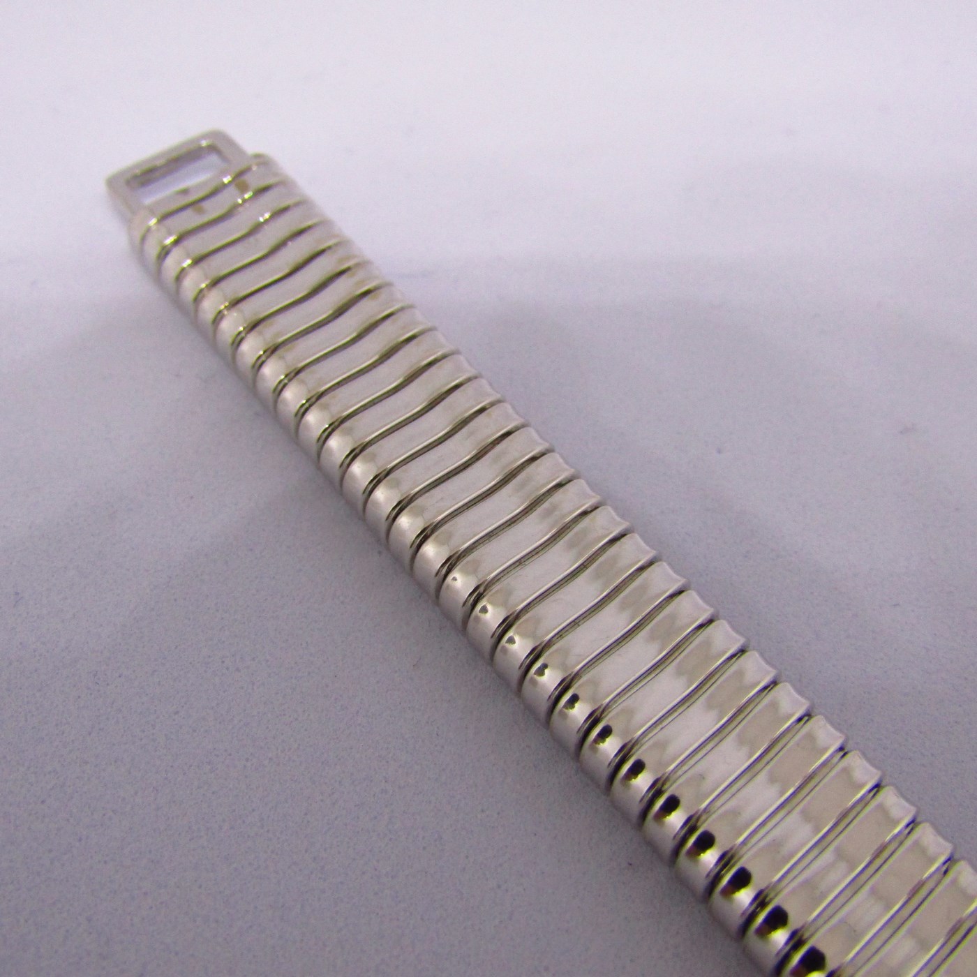 Pulsera de Oro Blanco, Elástica, en forma tubular plano. 18k. Pulsera de Oro Blanco, Elástica, en forma tubular plano. 18k.
