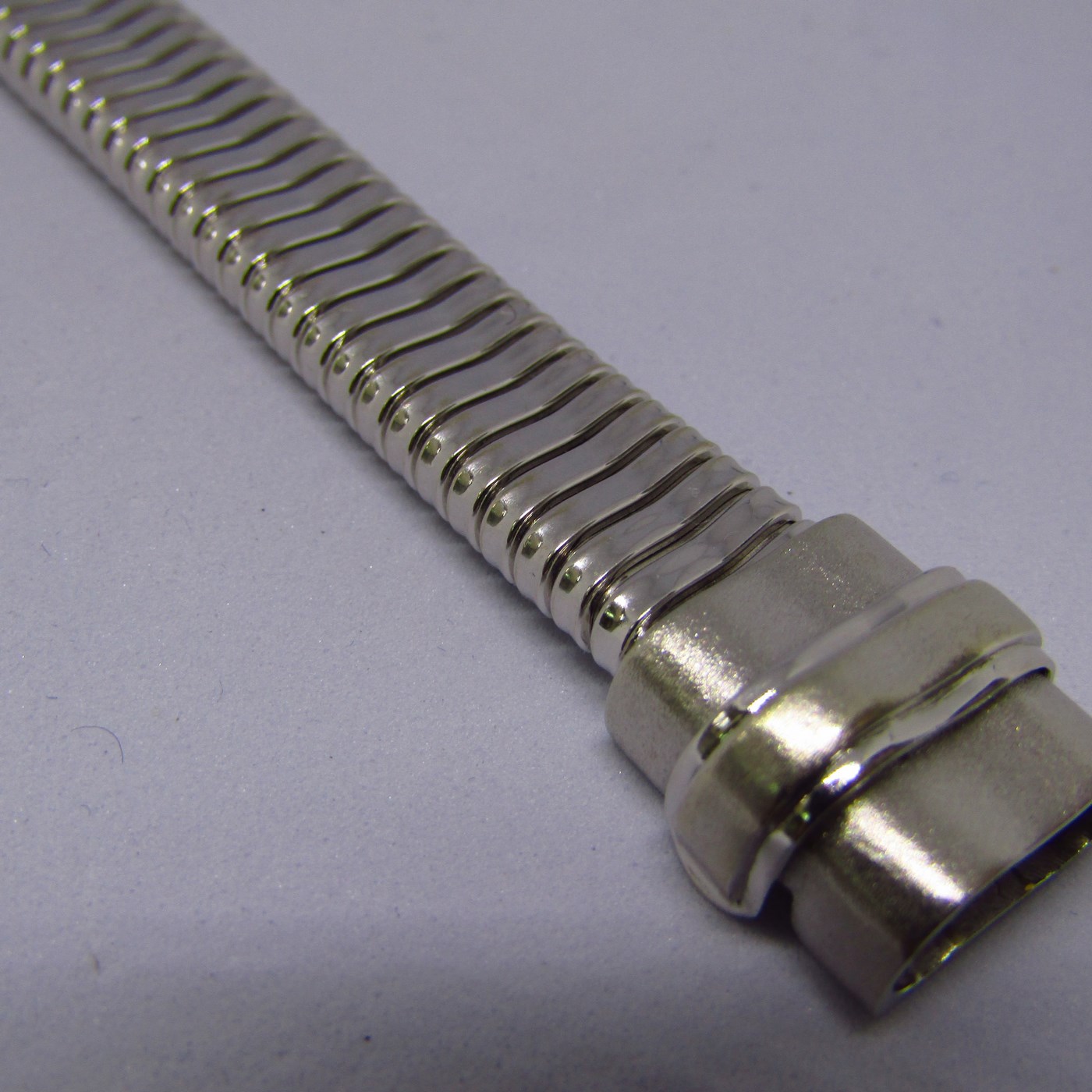Pulsera de Oro Blanco, Elástica, en forma tubular plano. 18k. Pulsera de Oro Blanco, Elástica, en forma tubular plano. 18k.