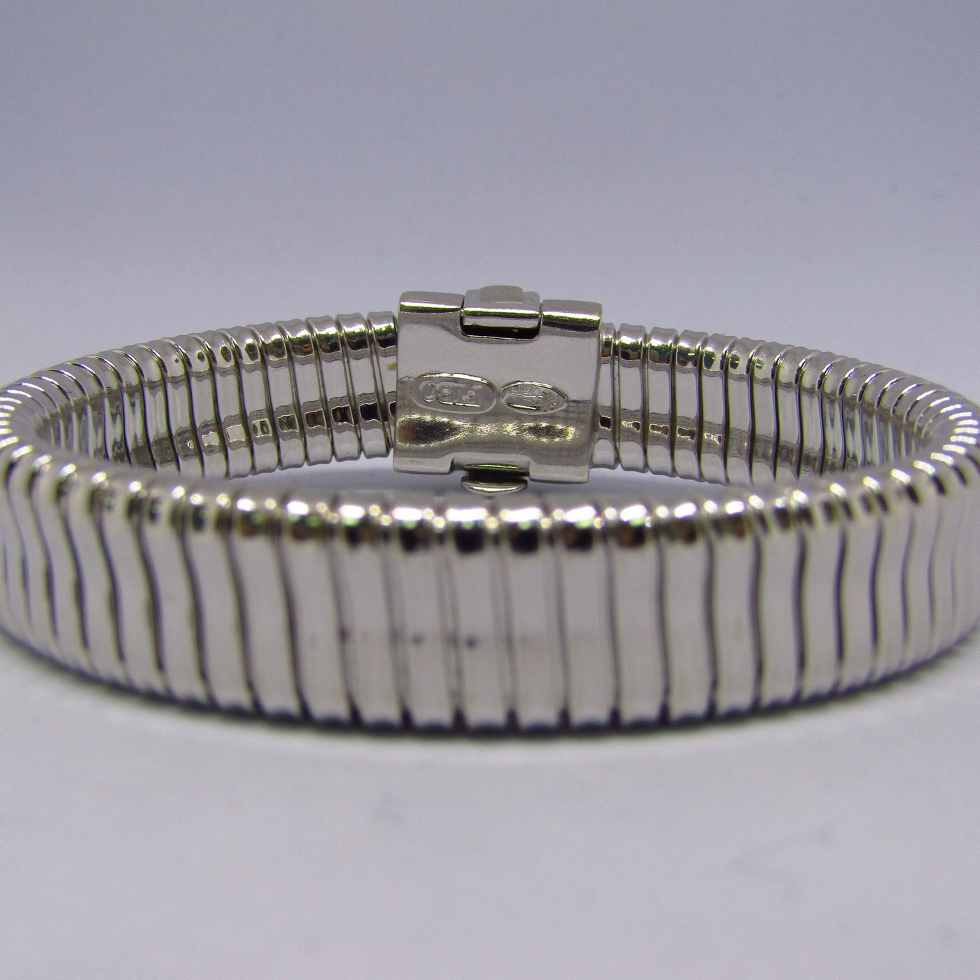 Pulsera de Oro Blanco, Elástica, en forma tubular plano. 18k. Pulsera de Oro Blanco, Elástica, en forma tubular plano. 18k.