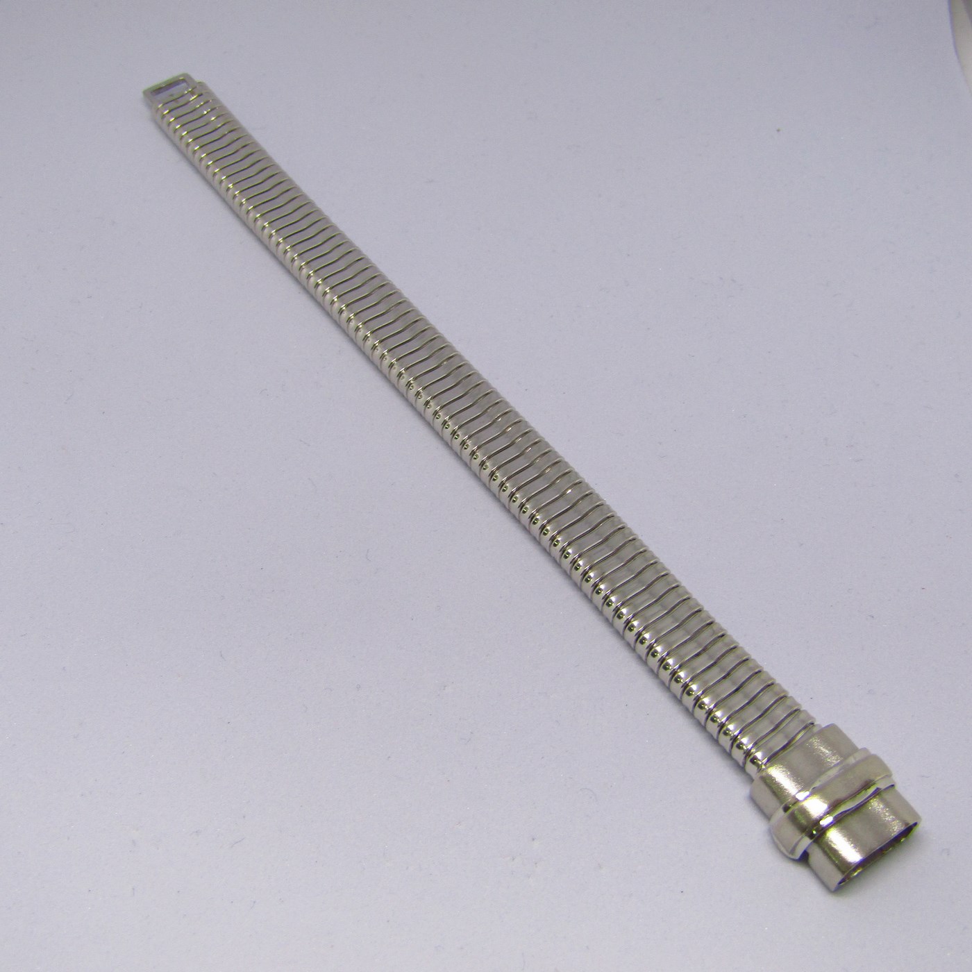 Pulsera de Oro Blanco, Elástica, en forma tubular plano. 18k. Pulsera de Oro Blanco, Elástica, en forma tubular plano. 18k.