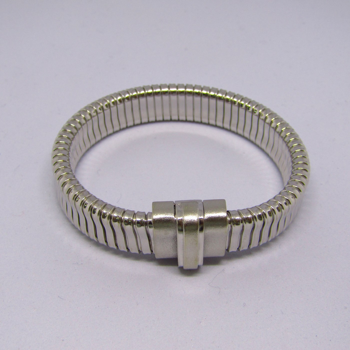 Pulsera de Oro Blanco, Elástica, en forma tubular plano. 18k. Pulsera de Oro Blanco, Elástica, en forma tubular plano. 18k.