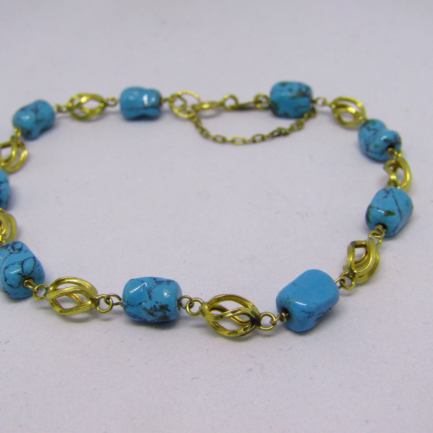 Pulsera de Oro de 18k con 9 turquesas Arizona. 4,50 gr. Pulsera de Oro de 18k con 9 turquesas Arizona. 4,50 gr.