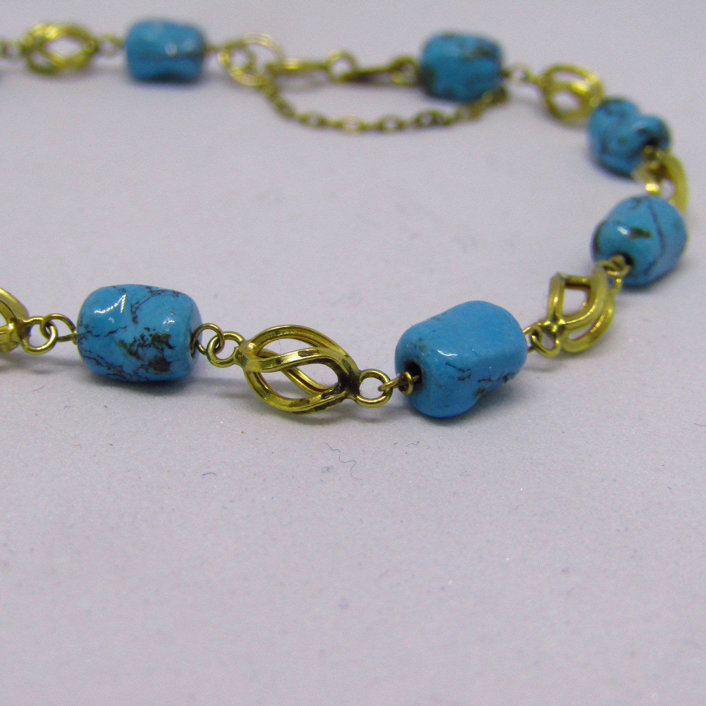 Pulsera de Oro de 18k con 9 turquesas Arizona. 4,50 gr. Pulsera de Oro de 18k con 9 turquesas Arizona. 4,50 gr.