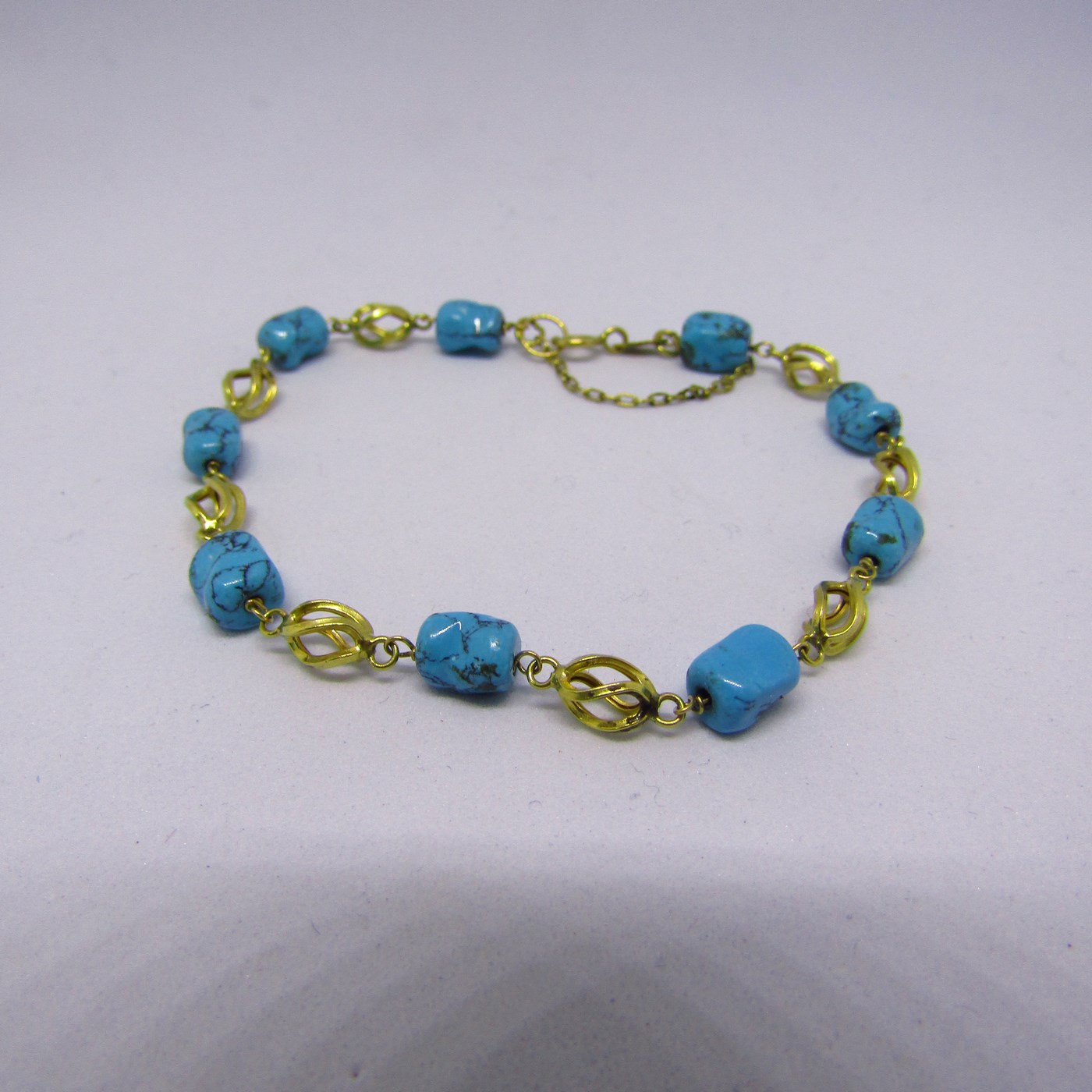 Pulsera de Oro de 18k con 9 turquesas Arizona. 4,50 gr. Pulsera de Oro de 18k con 9 turquesas Arizona. 4,50 gr.