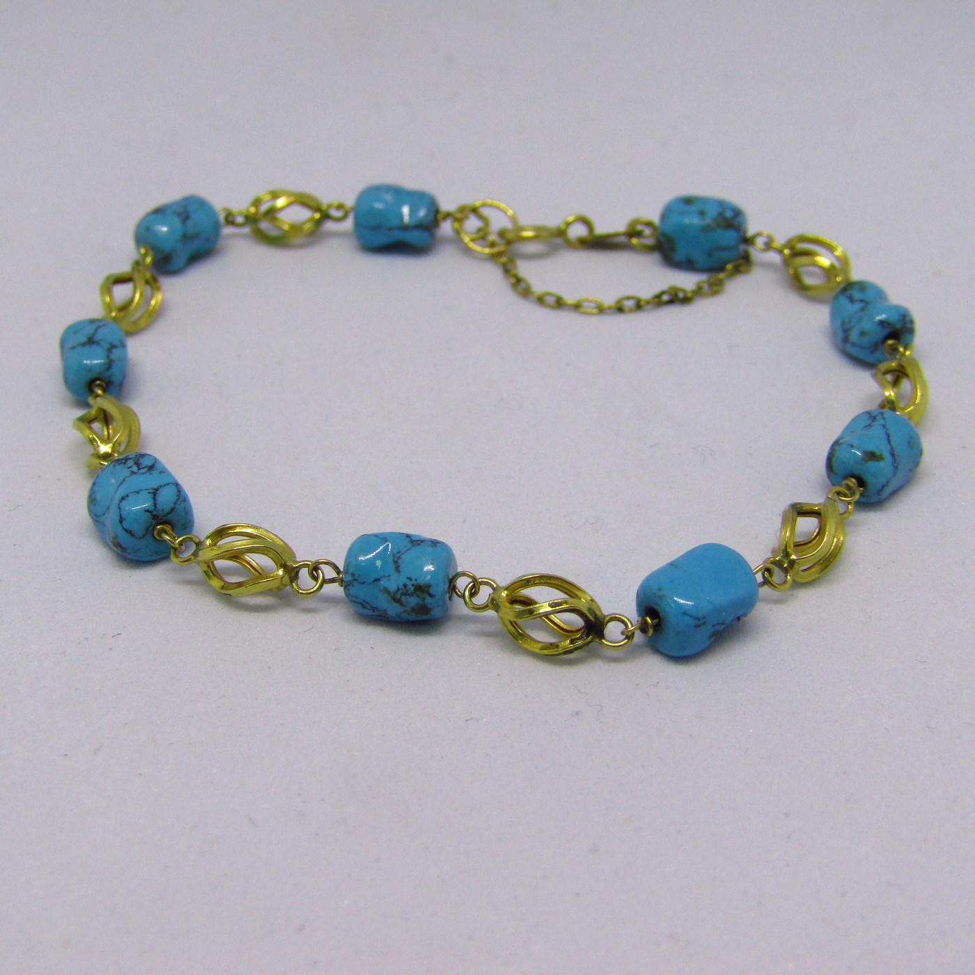 Pulsera de Oro de 18k con 9 turquesas Arizona. 4,50 gr. Pulsera de Oro de 18k con 9 turquesas Arizona. 4,50 gr.