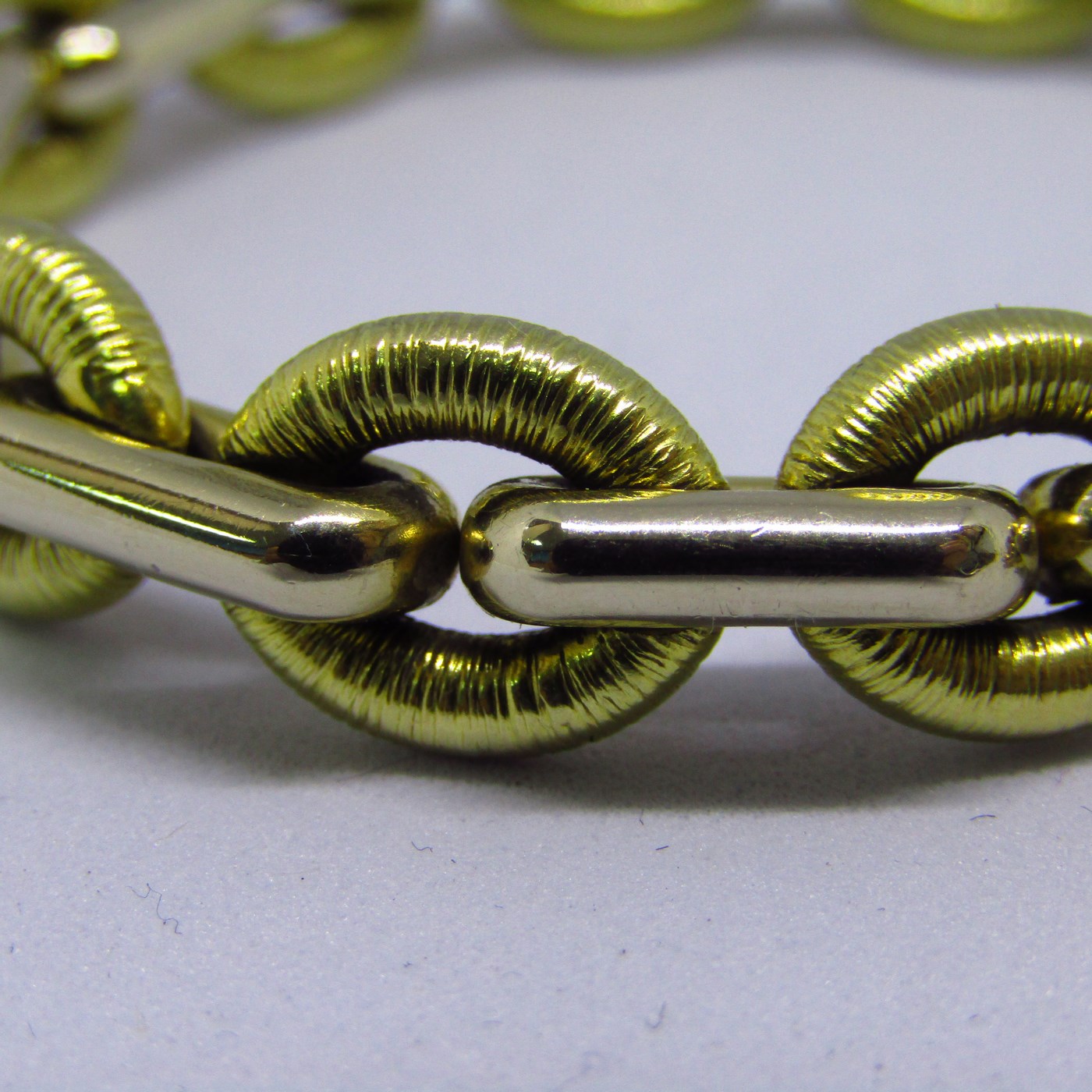 Pulsera en Oro Bicolor de 18k. Liso y matizado. 26,60 gr. Pulsera en Oro Bicolor de 18k. Liso y matizado. 26,60 gr.