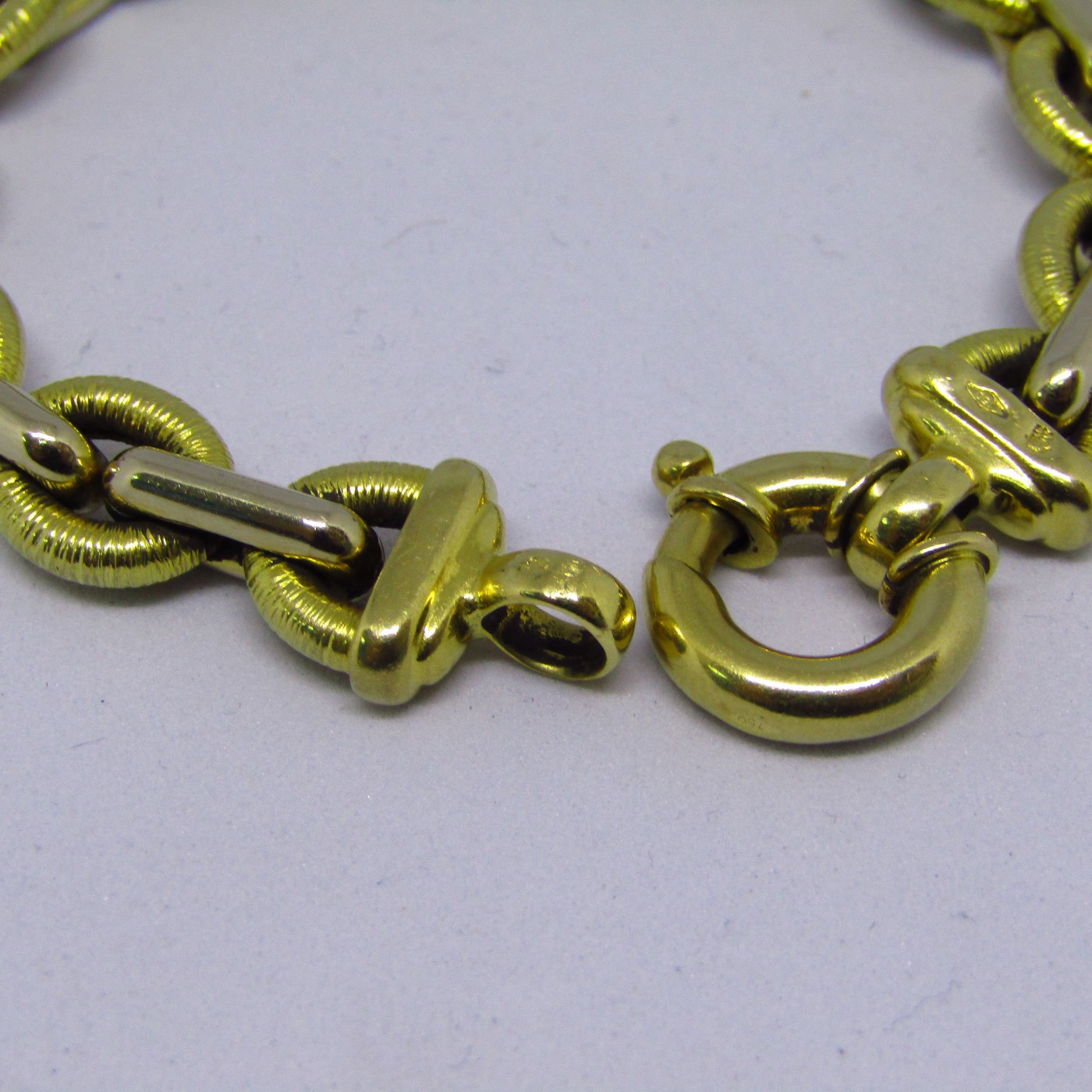 Pulsera en Oro Bicolor de 18k. Liso y matizado. 26,60 gr. Pulsera en Oro Bicolor de 18k. Liso y matizado. 26,60 gr.