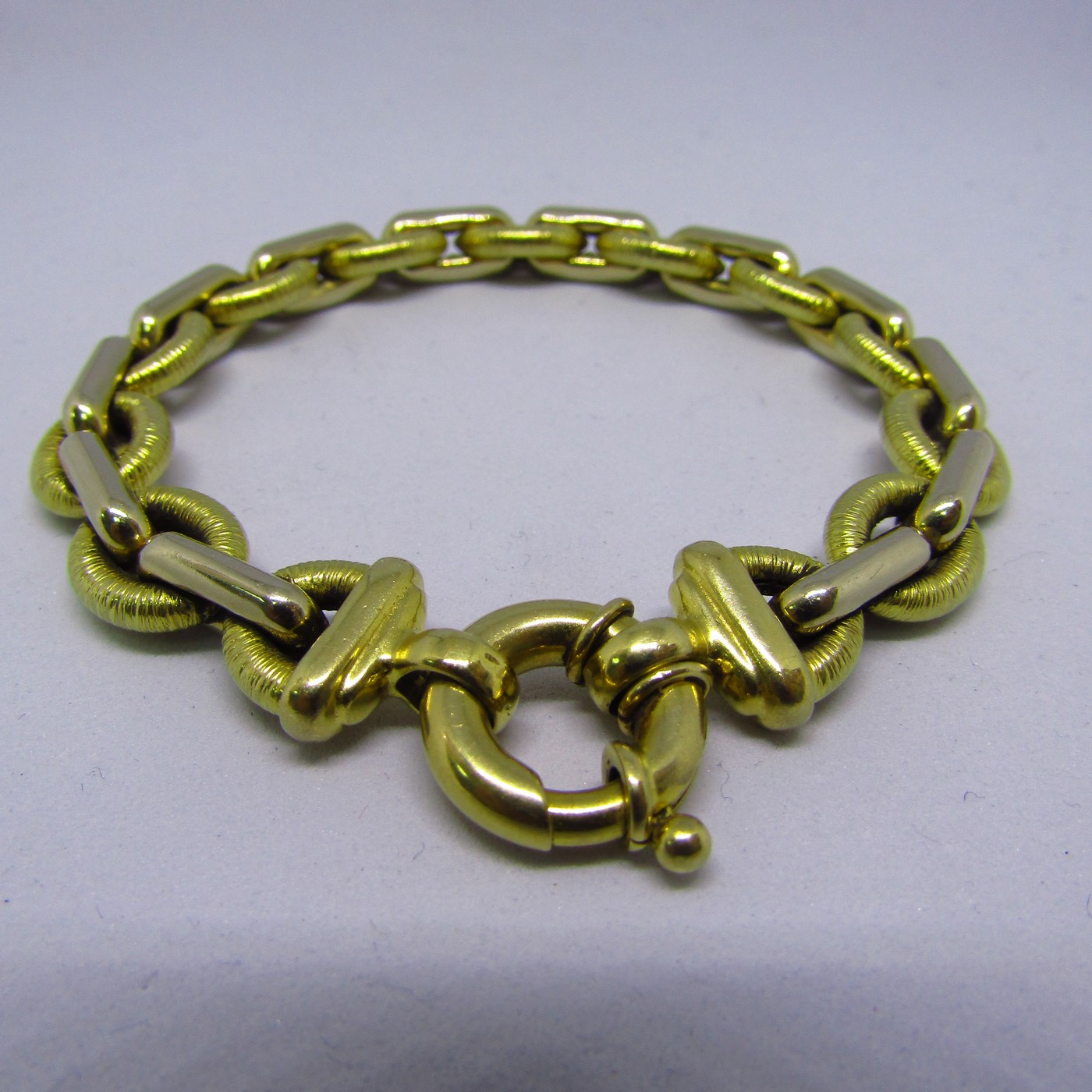 Pulsera en Oro Bicolor de 18k. Liso y matizado. 26,60 gr. Pulsera en Oro Bicolor de 18k. Liso y matizado. 26,60 gr.