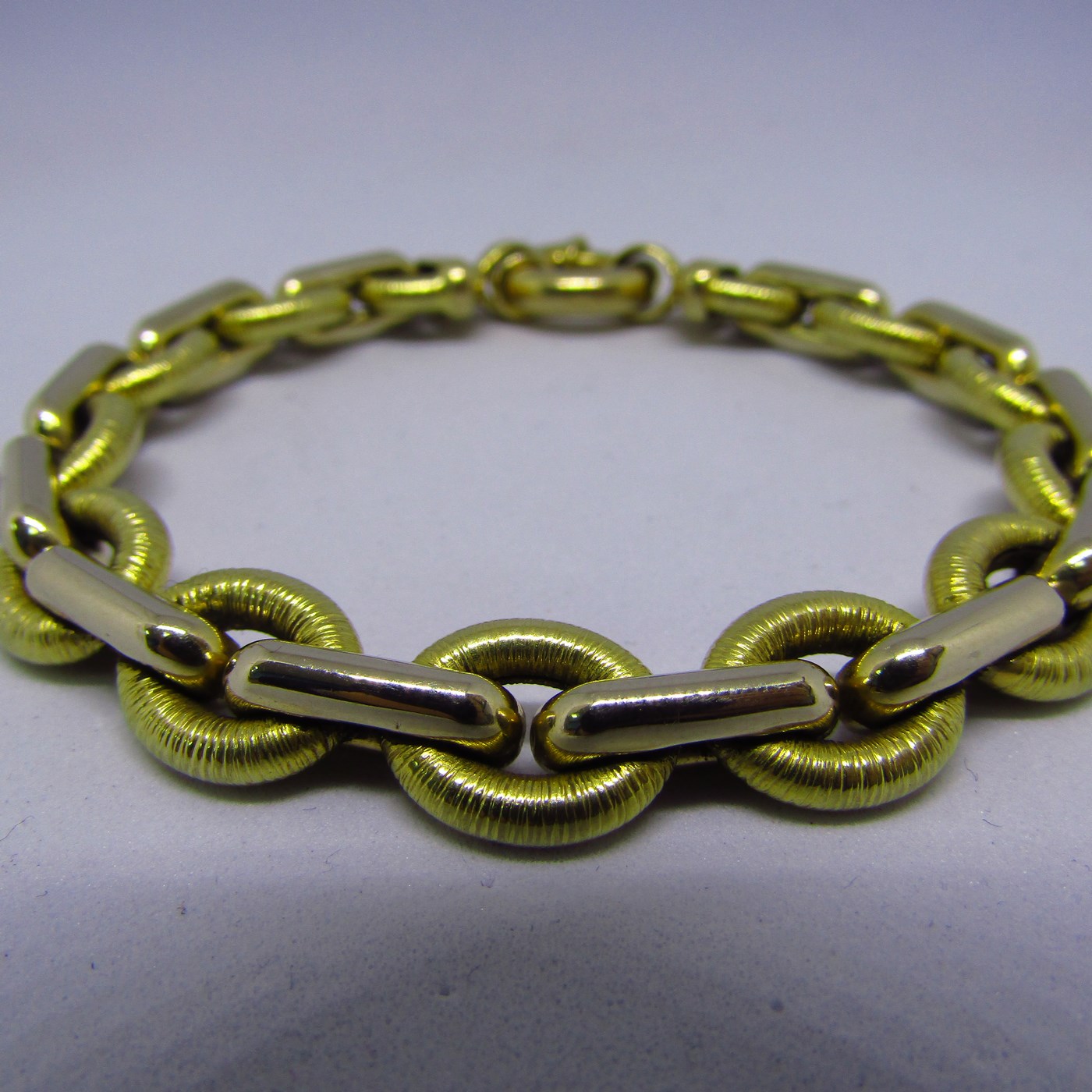 Pulsera en Oro Bicolor de 18k. Liso y matizado. 26,60 gr. Pulsera en Oro Bicolor de 18k. Liso y matizado. 26,60 gr.