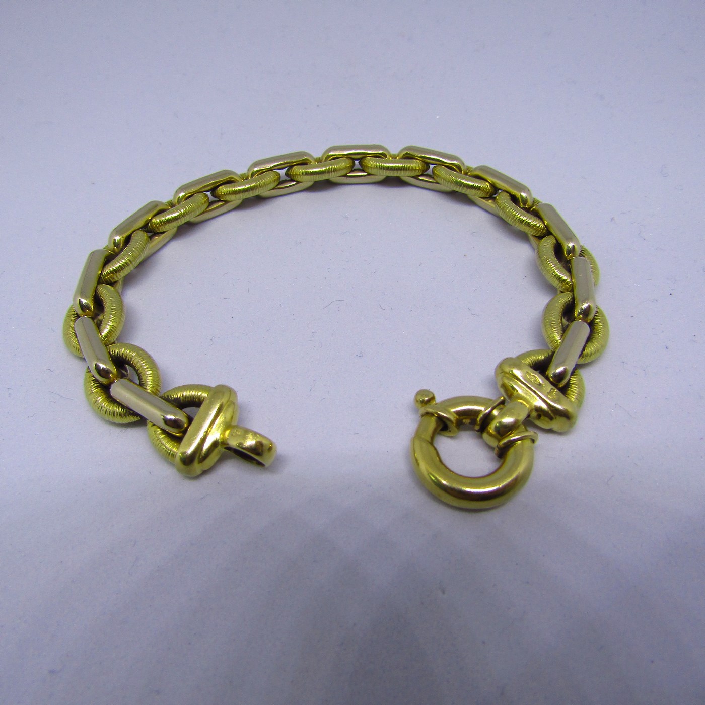 Pulsera en Oro Bicolor de 18k. Liso y matizado. 26,60 gr. Pulsera en Oro Bicolor de 18k. Liso y matizado. 26,60 gr.