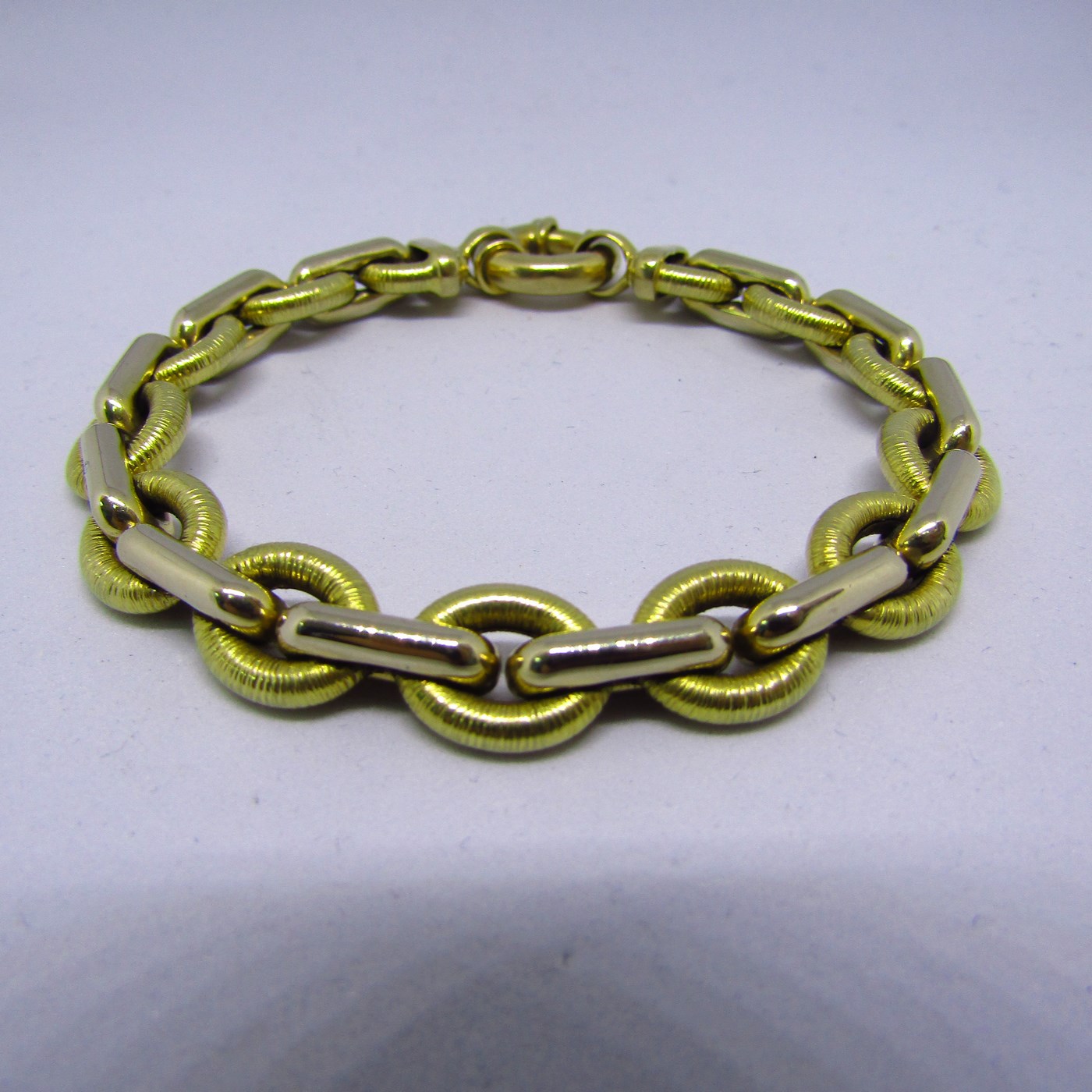 Pulsera en Oro Bicolor de 18k. Liso y matizado. 26,60 gr. Pulsera en Oro Bicolor de 18k. Liso y matizado. 26,60 gr.