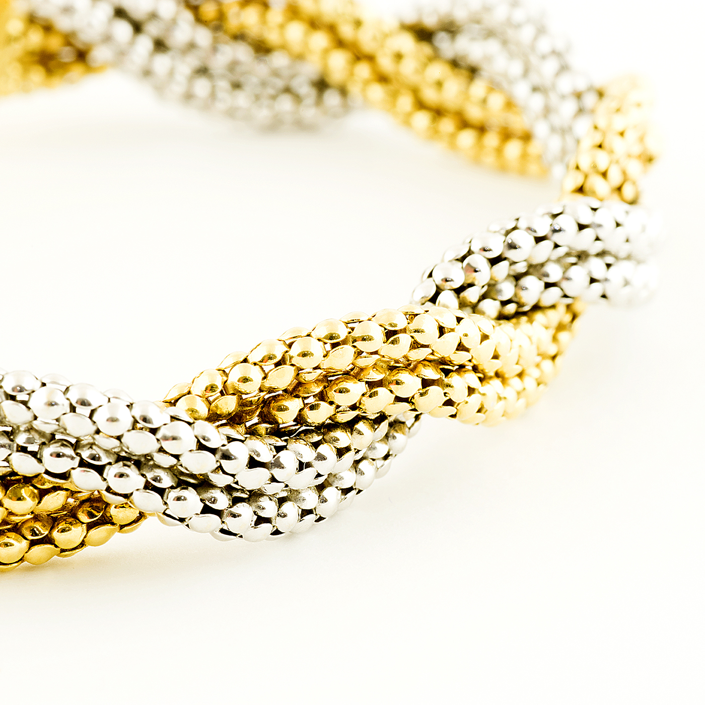 Pulsera en Oro Bicolor trenzada, con cabujón de zafiros. Pulsera en Oro Bicolor trenzada, con cabujón de zafiros.