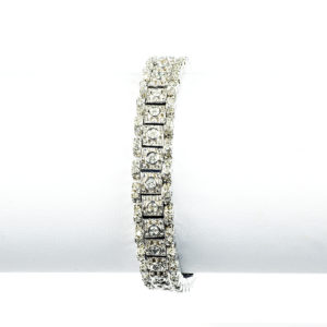 Pulsera en Oro Blanco, articulada, con 99 Diamantes Naturales talla Brillante de 3,99 ct. (I-L/SI1). 36,44 gr.