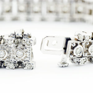 Pulsera en Oro Blanco, articulada, con 99 Diamantes Naturales talla Brillante de 3,99 ct. (I-L/SI1). 36,44 gr.