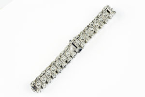 Pulsera en Oro Blanco, articulada, con 99 Diamantes Naturales talla Brillante de 3,99 ct. (I-L/SI1). 36,44 gr.