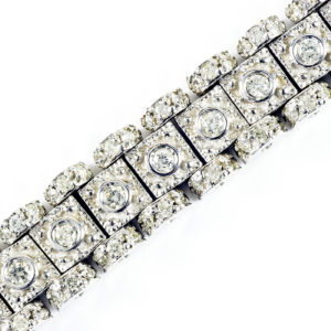 Pulsera en Oro Blanco, articulada, con 99 Diamantes Naturales talla Brillante de 3,99 ct. (I-L/SI1). 36,44 gr.