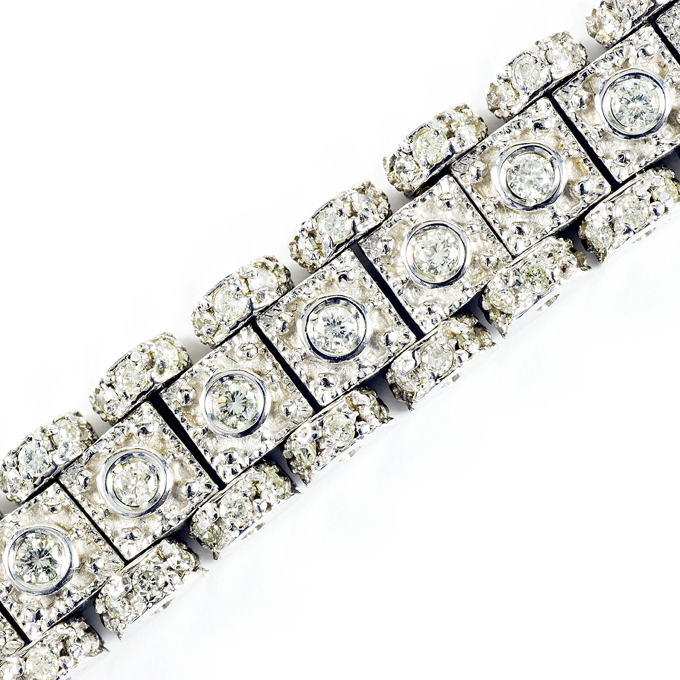 Pulsera en Oro Blanco, articulada, con 99 Diamantes Naturales talla Brillante de 3,99 ct. (I-L/SI1). 36,44 gr. Pulsera en Oro Blanco, articulada, con 99 Diamantes Naturales talla Brillante de 3,99 ct. (I-L/SI1). 36,44 gr.