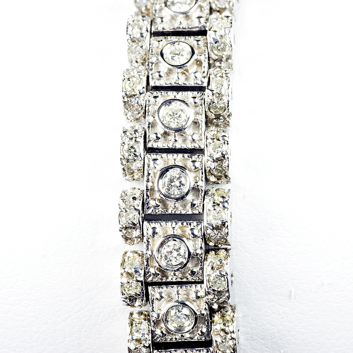 Pulsera en Oro Blanco, articulada, con 99 Diamantes Naturales talla Brillante de 3,99 ct. (I-L/SI1). 36,44 gr. Pulsera en Oro Blanco, articulada, con 99 Diamantes Naturales talla Brillante de 3,99 ct. (I-L/SI1). 36,44 gr.