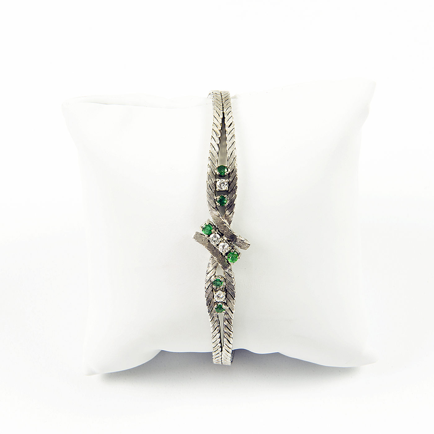 Pulsera en Oro Blanco con Cuatro Diamantes y Seis Esmeraldas. Pulsera en Oro Blanco con Cuatro Diamantes y Seis Esmeraldas.
