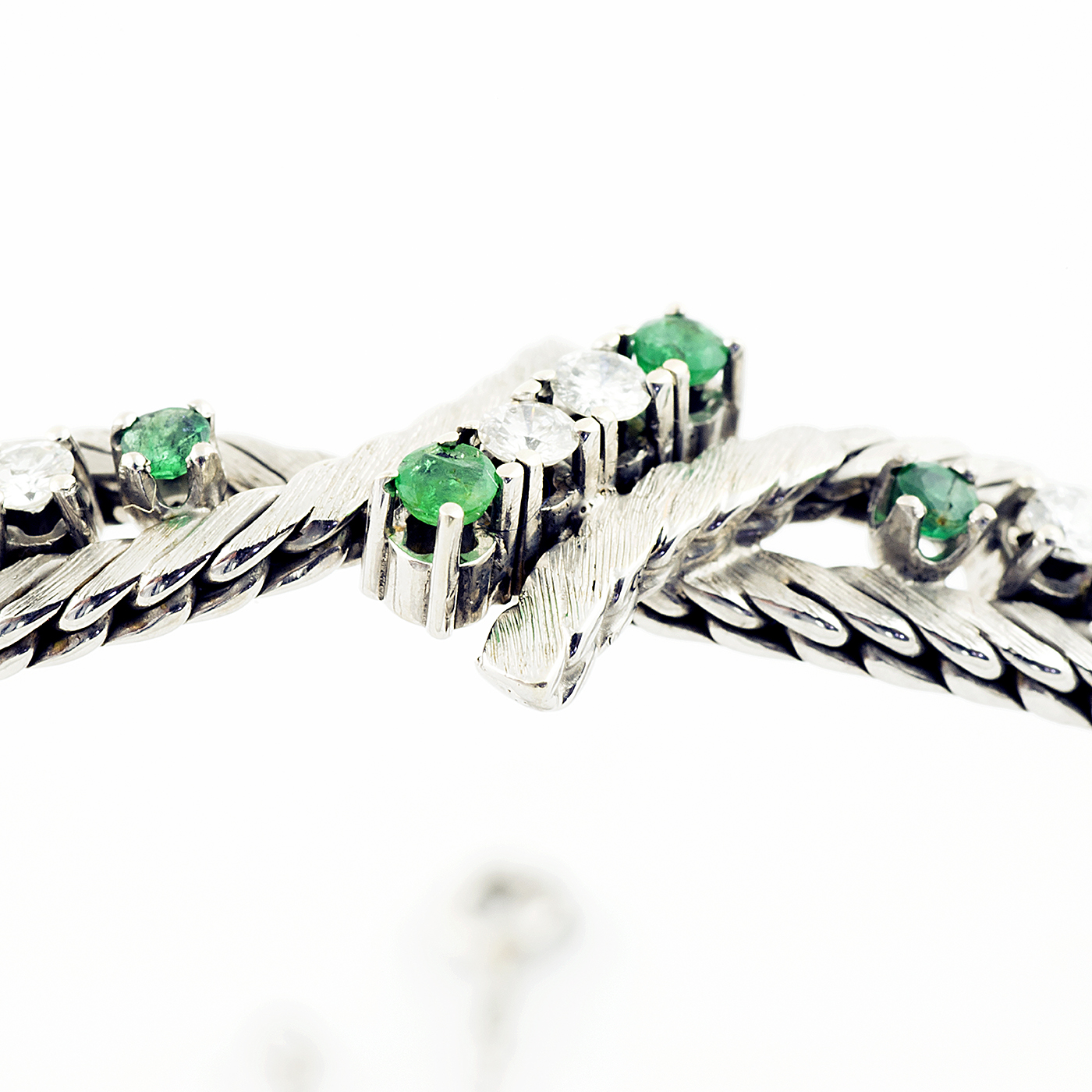 Pulsera en Oro Blanco con Cuatro Diamantes y Seis Esmeraldas. Pulsera en Oro Blanco con Cuatro Diamantes y Seis Esmeraldas.