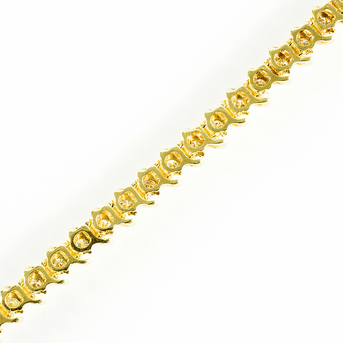 Pulsera Riviere, en Oro con 44 Diamantes talla Brillante de 2,42 ct. Color,L-M. Pureza:SI1-SI2 Pulsera Riviere, en Oro con 44 Diamantes talla Brillante de 2,42 ct. Color,L-M. Pureza:SI1-SI2