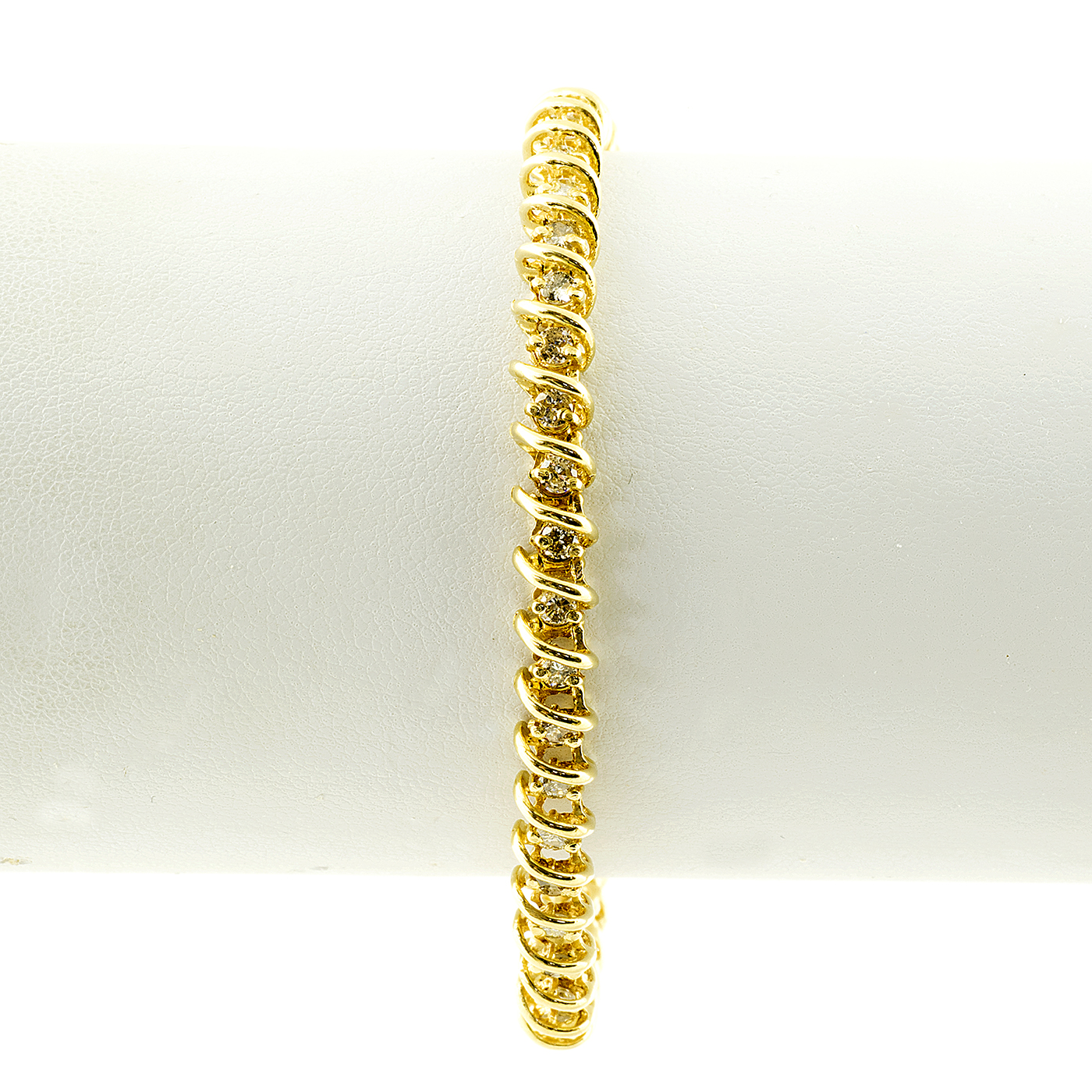 Pulsera Riviere, en Oro con 44 Diamantes talla Brillante de 2,42 ct. Color,L-M. Pureza:SI1-SI2 Pulsera Riviere, en Oro con 44 Diamantes talla Brillante de 2,42 ct. Color,L-M. Pureza:SI1-SI2