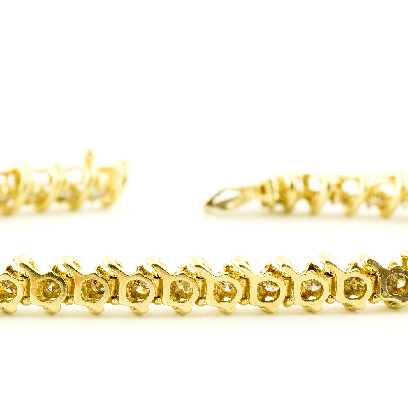 Pulsera Riviere, en Oro con 44 Diamantes talla Brillante de 2,42 ct. Color,L-M. Pureza:SI1-SI2 Pulsera Riviere, en Oro con 44 Diamantes talla Brillante de 2,42 ct. Color,L-M. Pureza:SI1-SI2