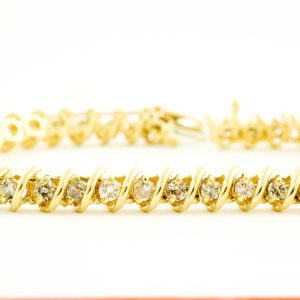 Pulsera Riviere, en Oro con 44 Diamantes talla Brillante de 2,42 ct. Color,L-M. Pureza:SI1-SI2