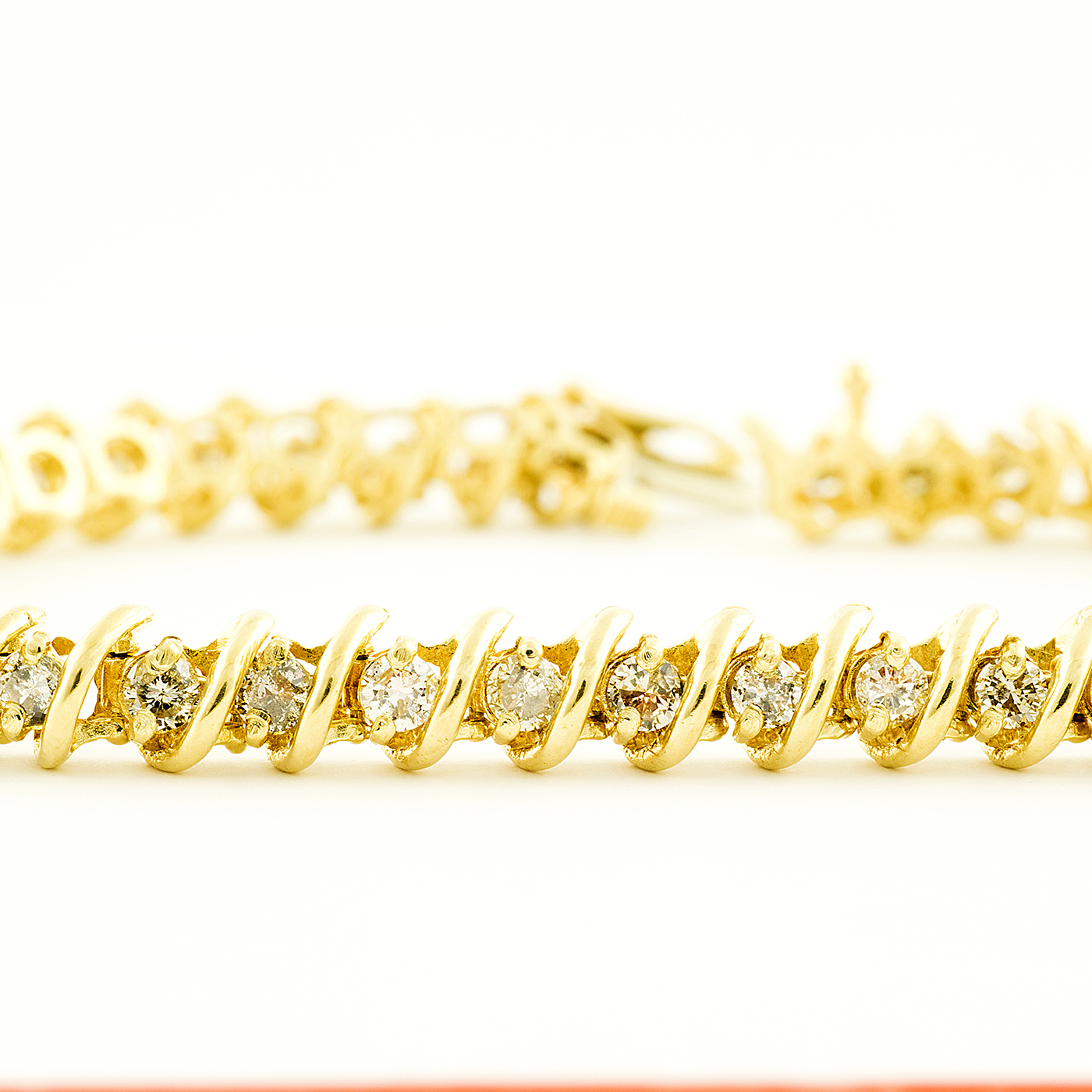 Pulsera Riviere, en Oro con 44 Diamantes talla Brillante de 2,42 ct. Color,L-M. Pureza:SI1-SI2 Pulsera Riviere, en Oro con 44 Diamantes talla Brillante de 2,42 ct. Color,L-M. Pureza:SI1-SI2